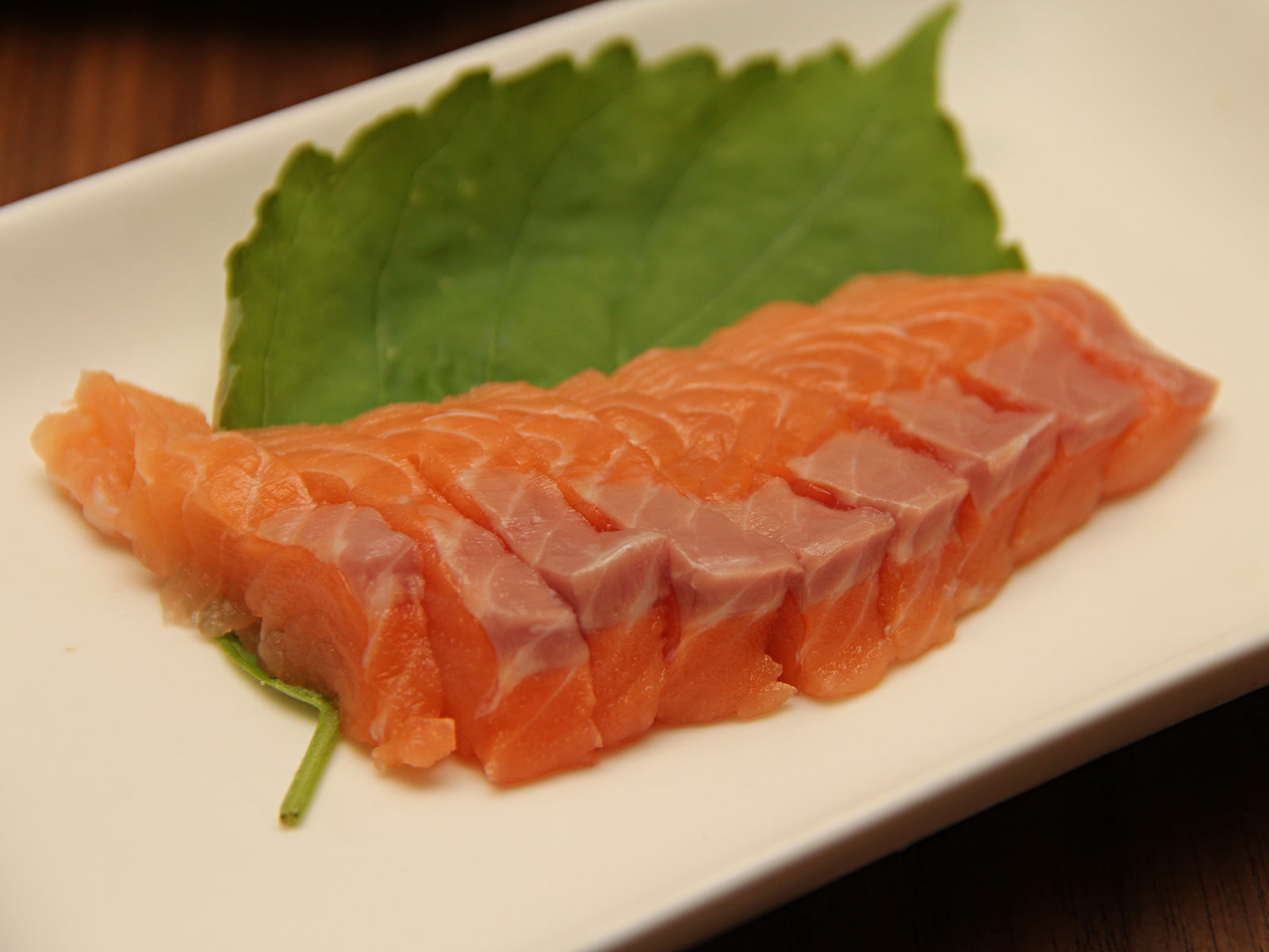 生でヨシ、焼いてヨシのイタダキマス（頂鱒）だが、その美味さを余すことなく味わうには、まずはお刺し身がオススメ。上質な甘味と旨味が溢れる。刺し身を筆頭に、握り寿司やユッケなど、生の美味さを堪能してみよう！