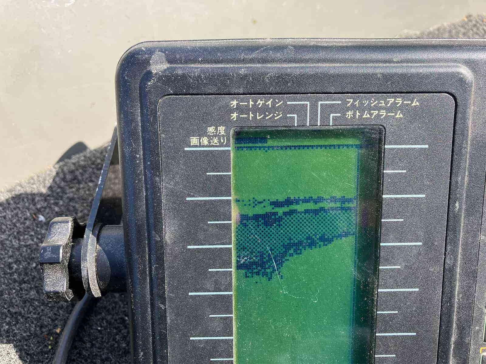 魚探にはベイトの群れがしっかり映っている。ちなみに魚探は30年もののHONDEX