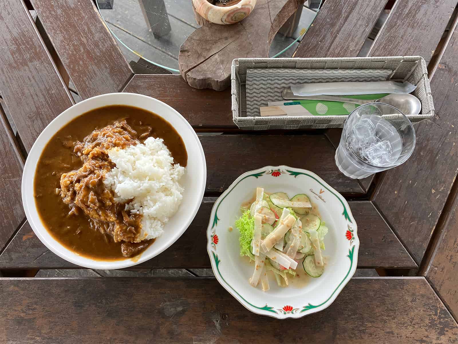 『相武ボート』から出船したらカレー。大盛りは1,000円