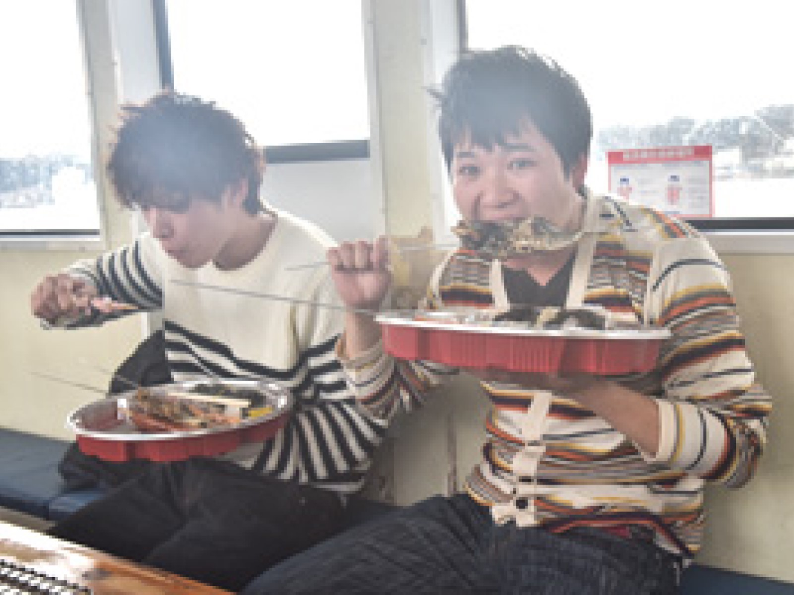 　　　　　　　　船に揺られながら魚を頬張る、中々味わうことのできない体験だ