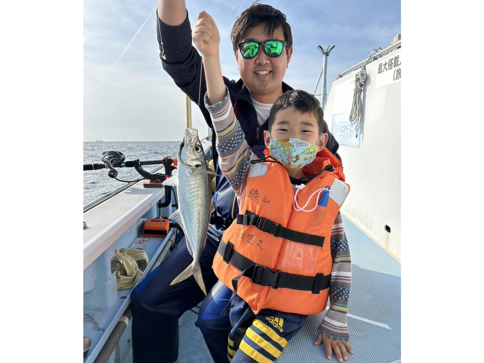 　　　　　　　　　　　　　　　　　良型のアジが釣れている