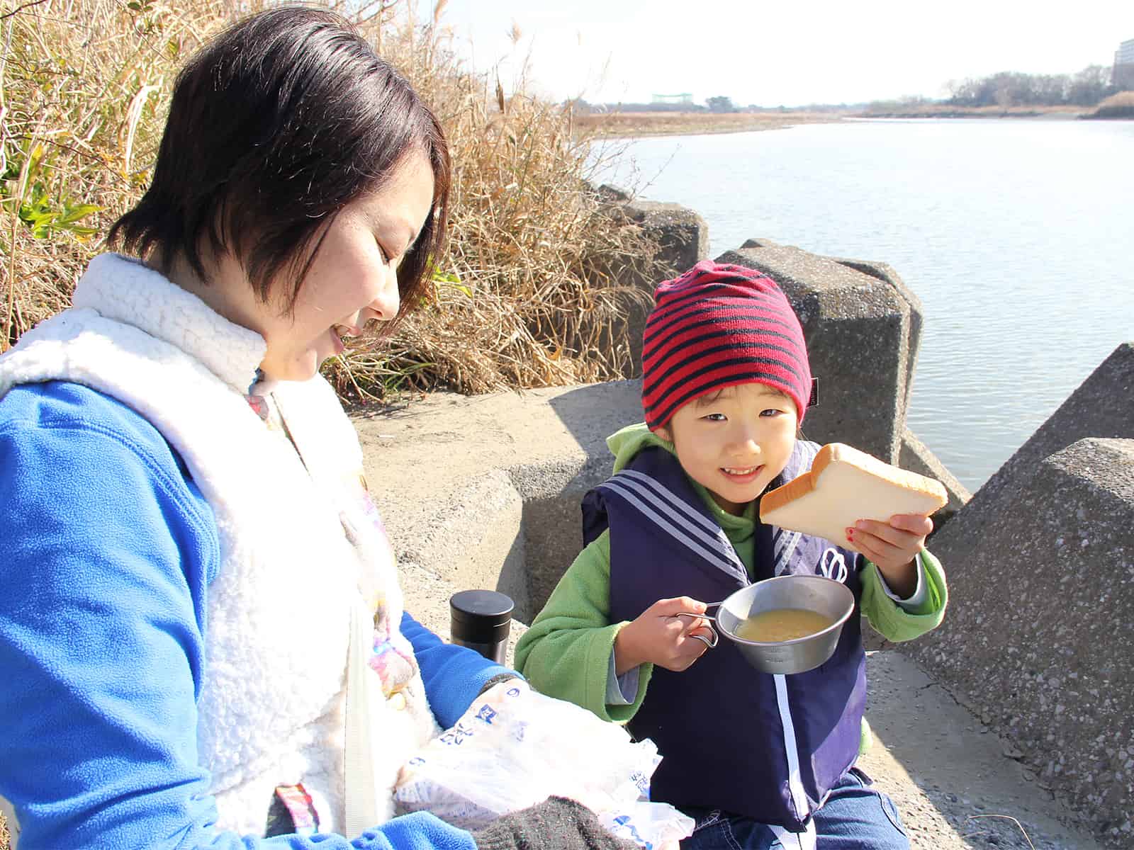 パンコイは家族で気軽に楽しむのにも最適。川沿いでコーンスープに食パンを浸して食べる。パンコイの分は残しておいてね（笑）。これは懐かしき家族写真だ