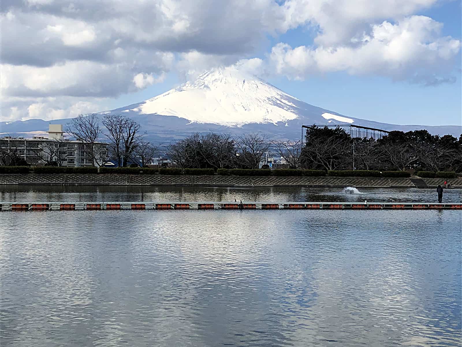 東山湖フィッシングエリアは、東名高速道路御殿場インターから至近距離にある、アクセスのいい管理釣り場。魚影が濃く、魚種も豊富で、面積も広大。目前には富士山がそびえて、御殿場プレミアムアウトレットにも隣接しているので、家族サービスとも両立できちゃう最強のエリア。相模漁業直営なので、ニジマスの味も美味！