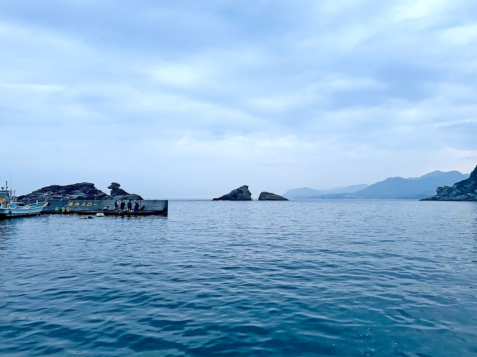 港を出てすぐ目の前に見えるのが「前の島」