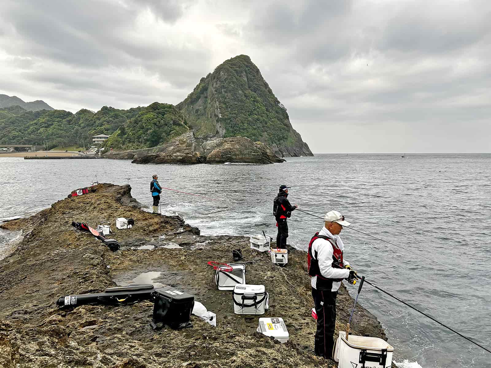 4人でも充分に釣り座を確保出来る