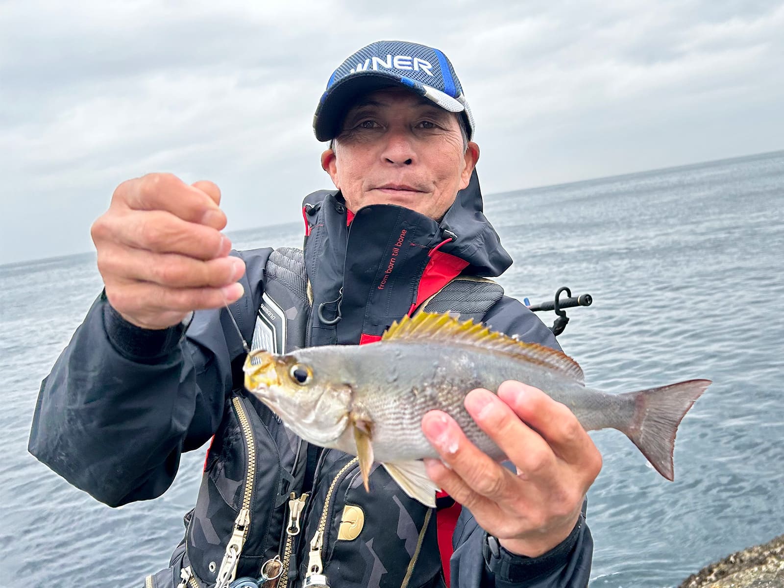 高橋名人も30cmオーバーのイサキを釣り上げた