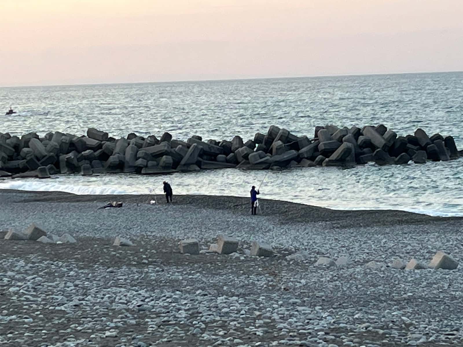 多くの釣り人がサーフでアジや青物、タイ、根魚などを狙っていたが強い風に苦戦していた