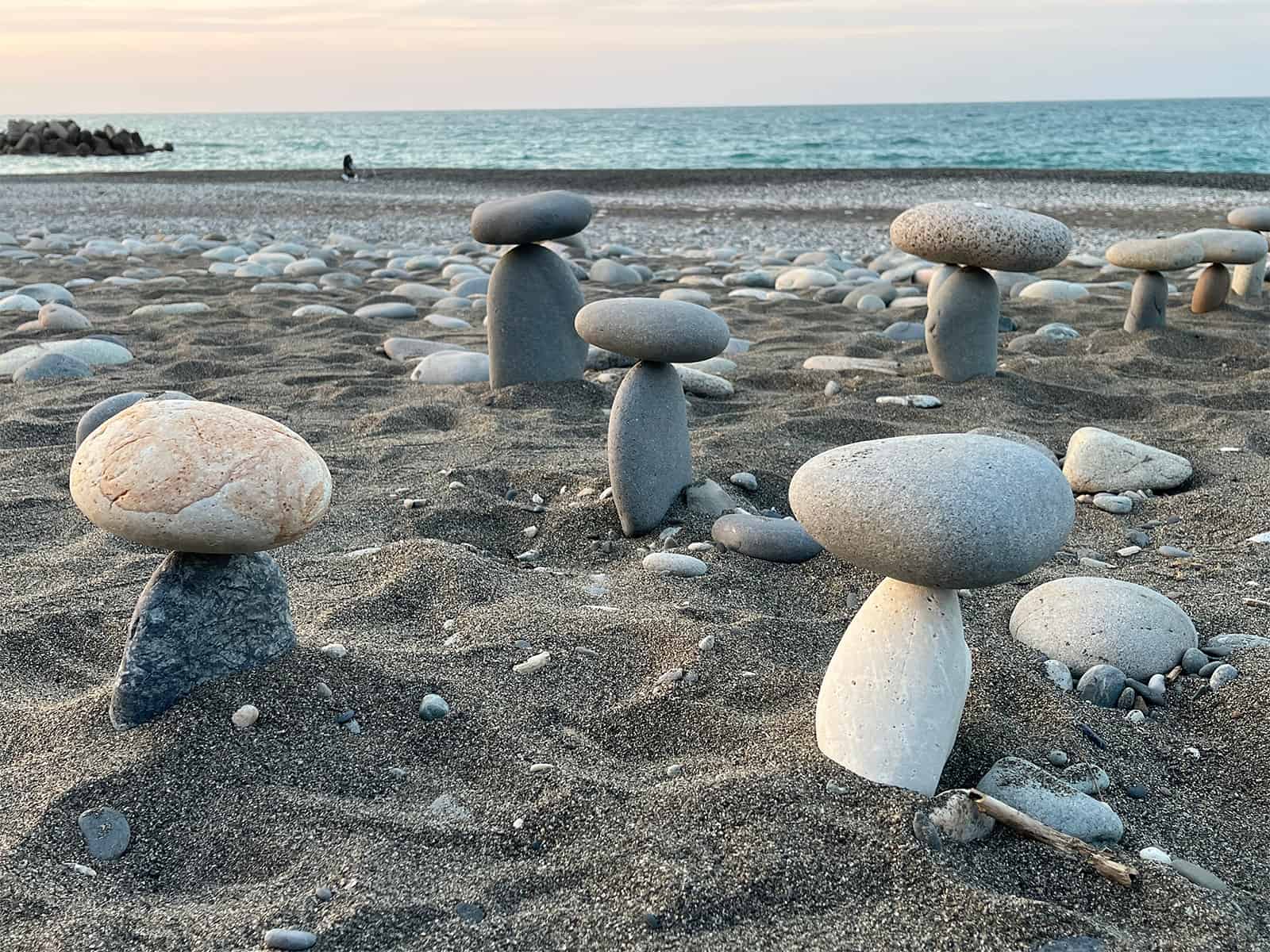 海岸には石のアートも。絶妙なバランスだ