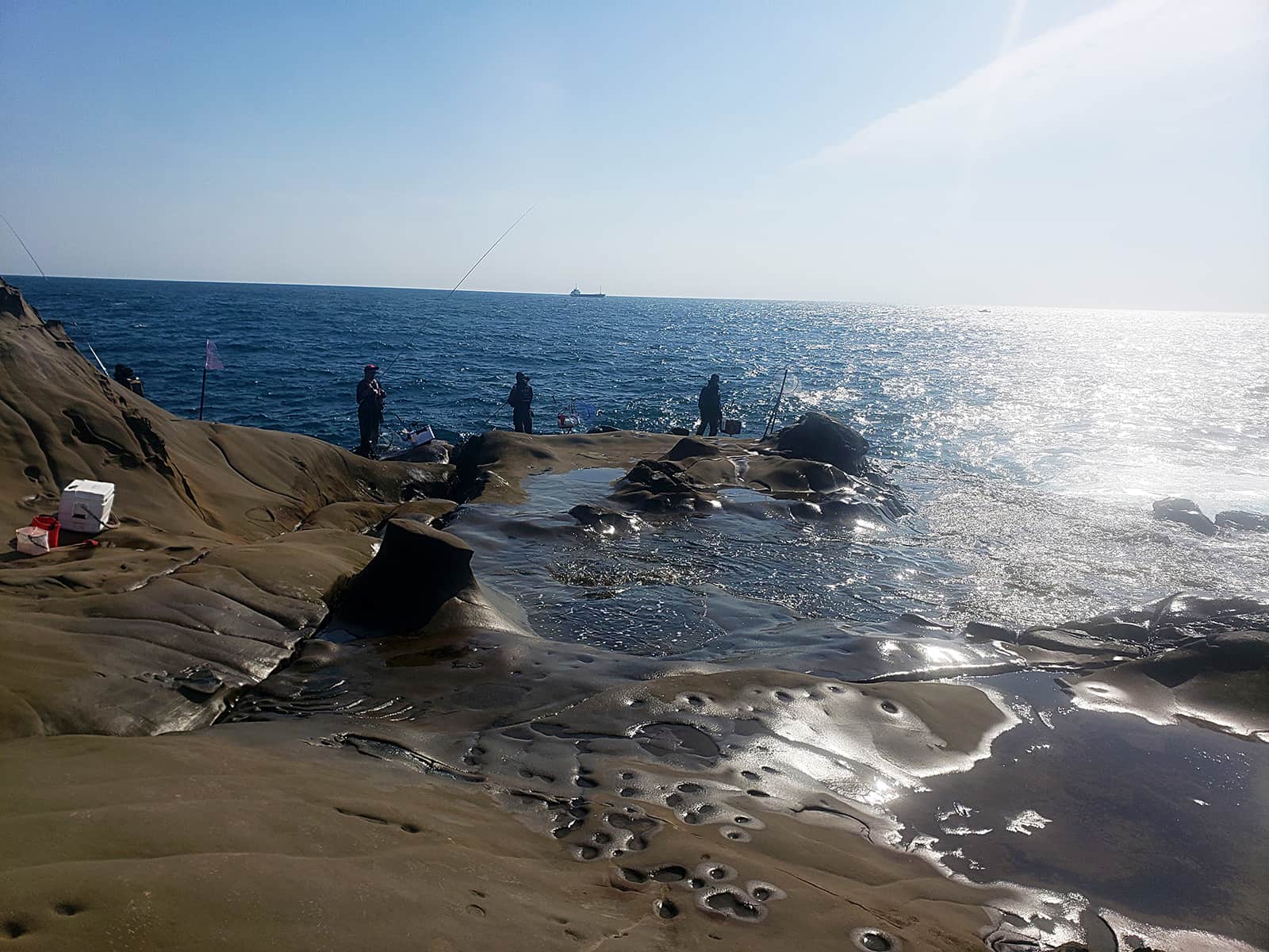 ウネリがあり水没する一瀬船着き！水しぶきを受けながらの釣り(右・日高さん)