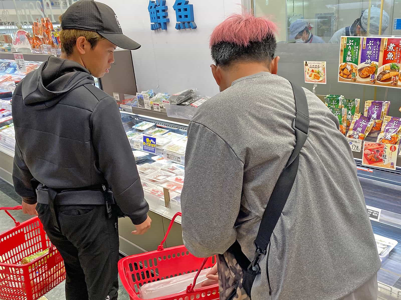 まずはスーパーの鮮魚売り場で餌を調達。家計を預かる者の目線としては、単純に贅沢に思える！