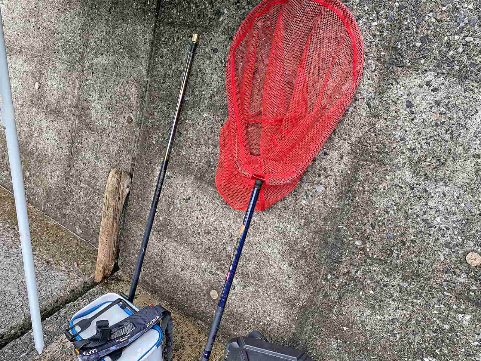 釣り場に持ち込むのは、竿と大型のタモと、餌と小物を入れたバッカン