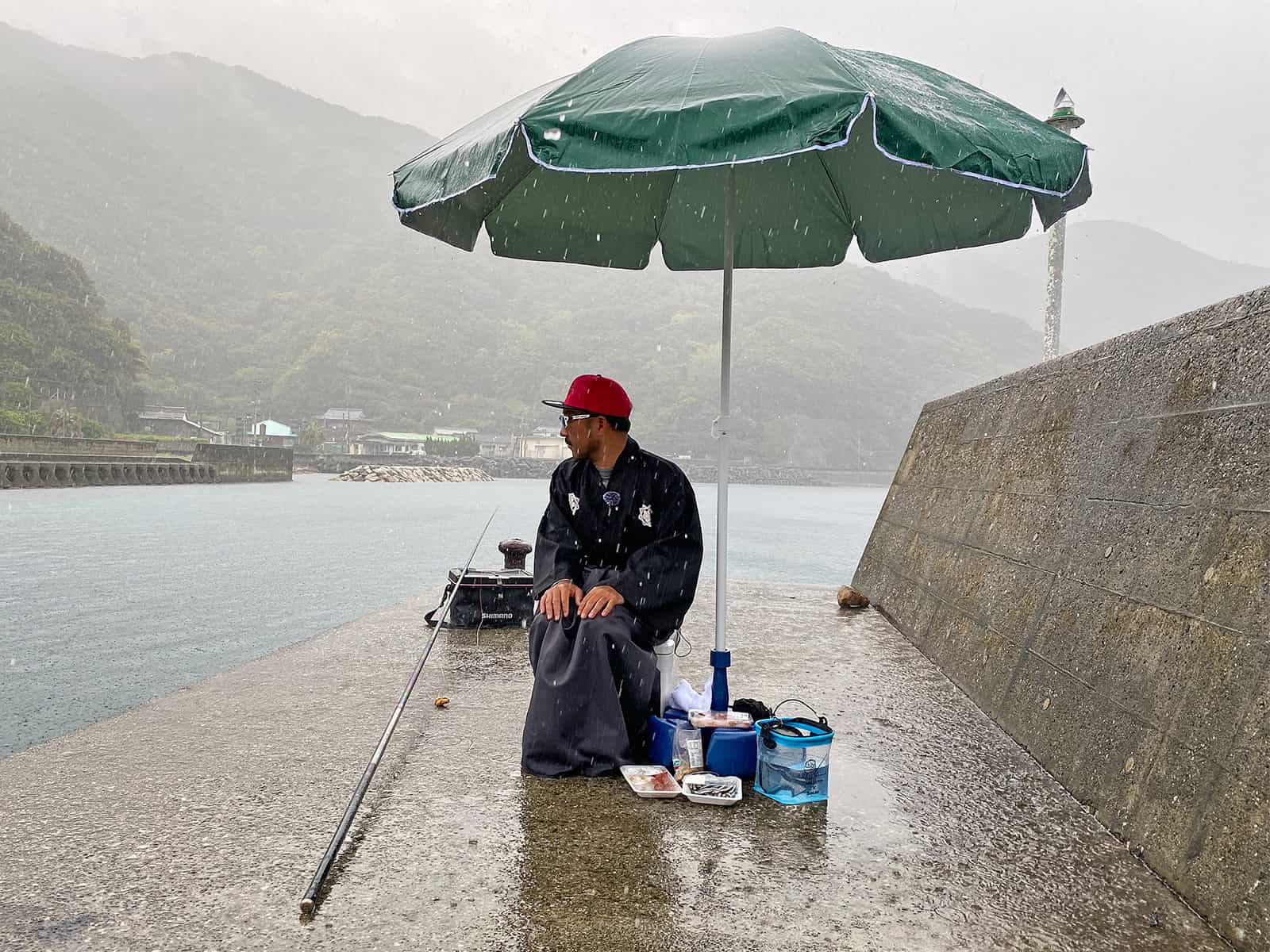 当日の午前中は雨。朝に急遽DIYショップで購入したビッグパラソルが役に立ちました。バカンス感強ッ！
