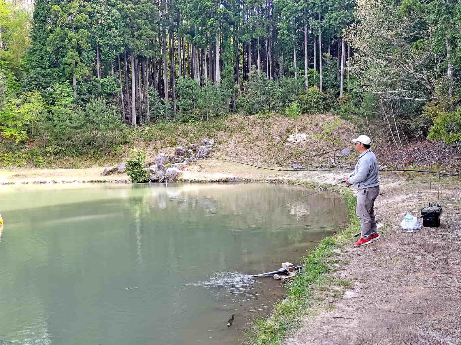 沈黙の中、投げ続ける。とりあえずルアーが水中にないと釣れない