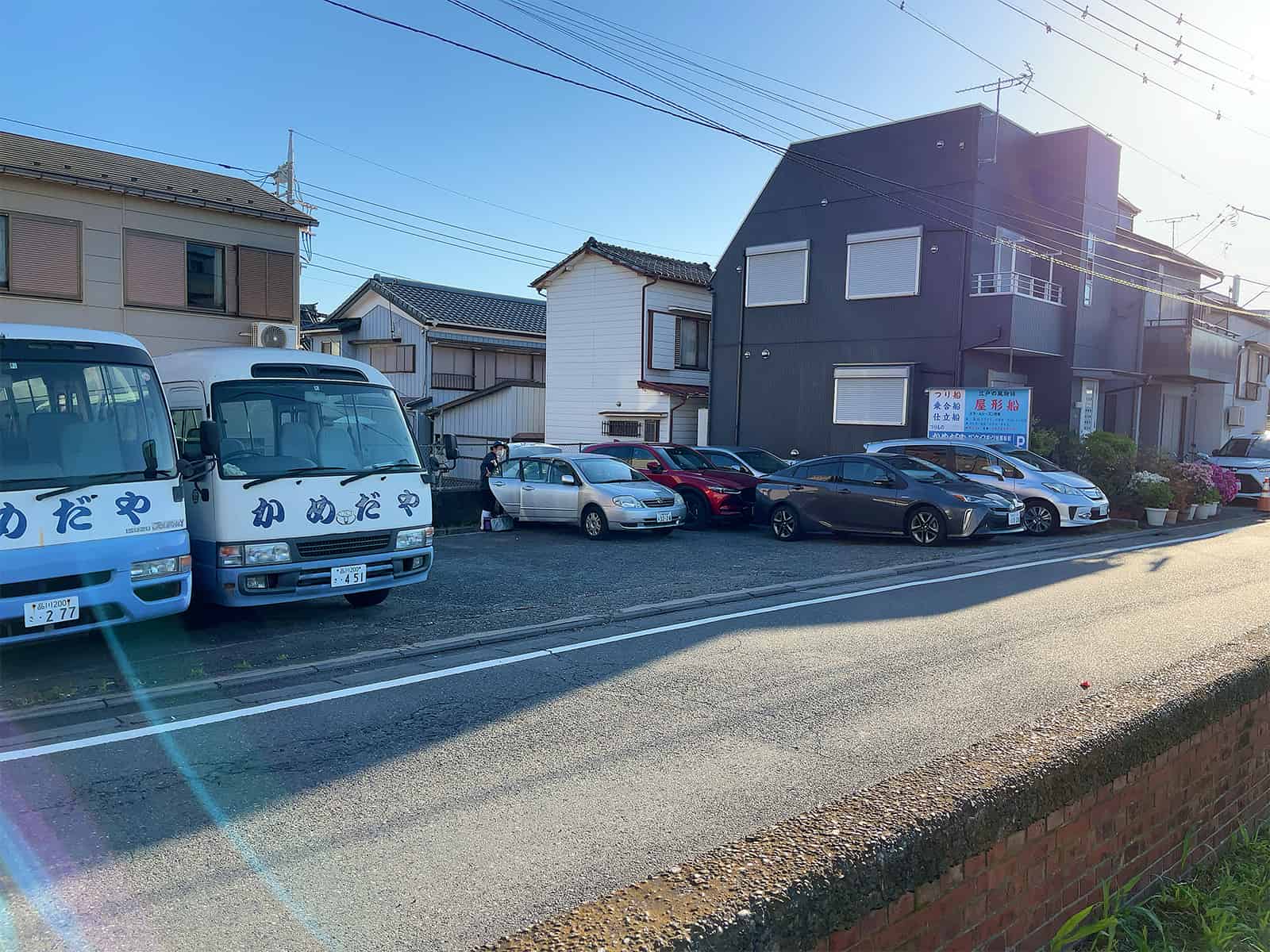 船宿の手前にある駐車場、マイクロバスが目印