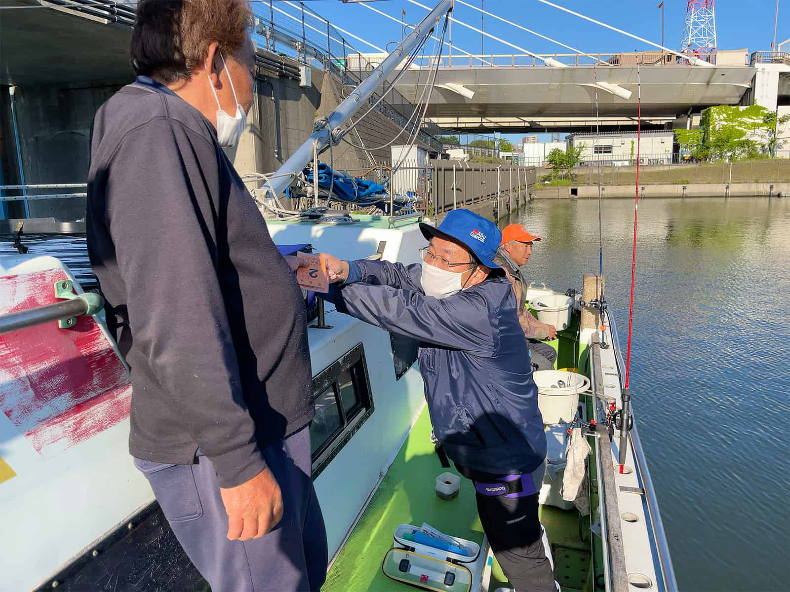 釣り座で餌と引き換えに乗船券が回収される
