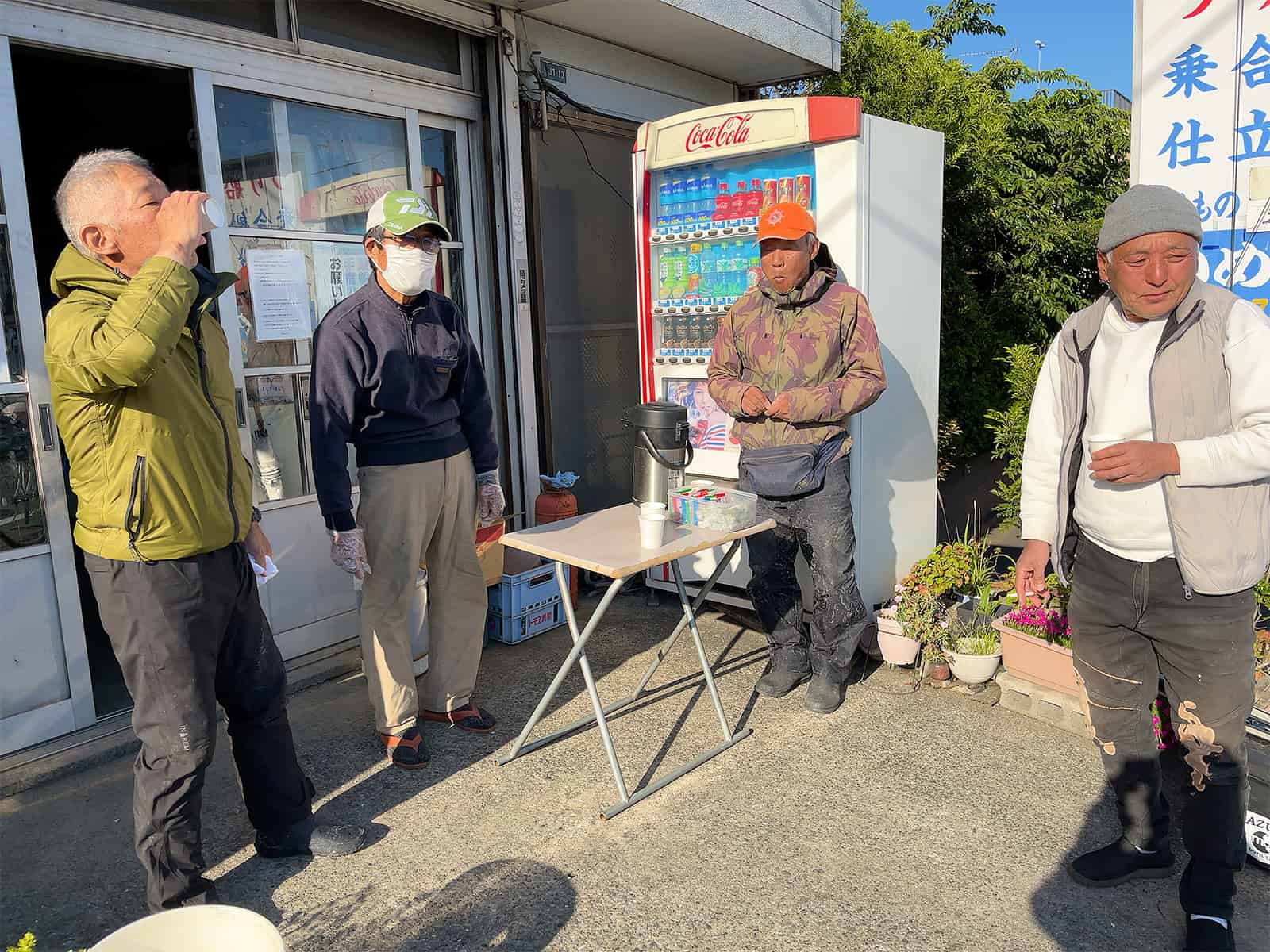 帰着後のお茶とお菓子、感染予防対策も万全