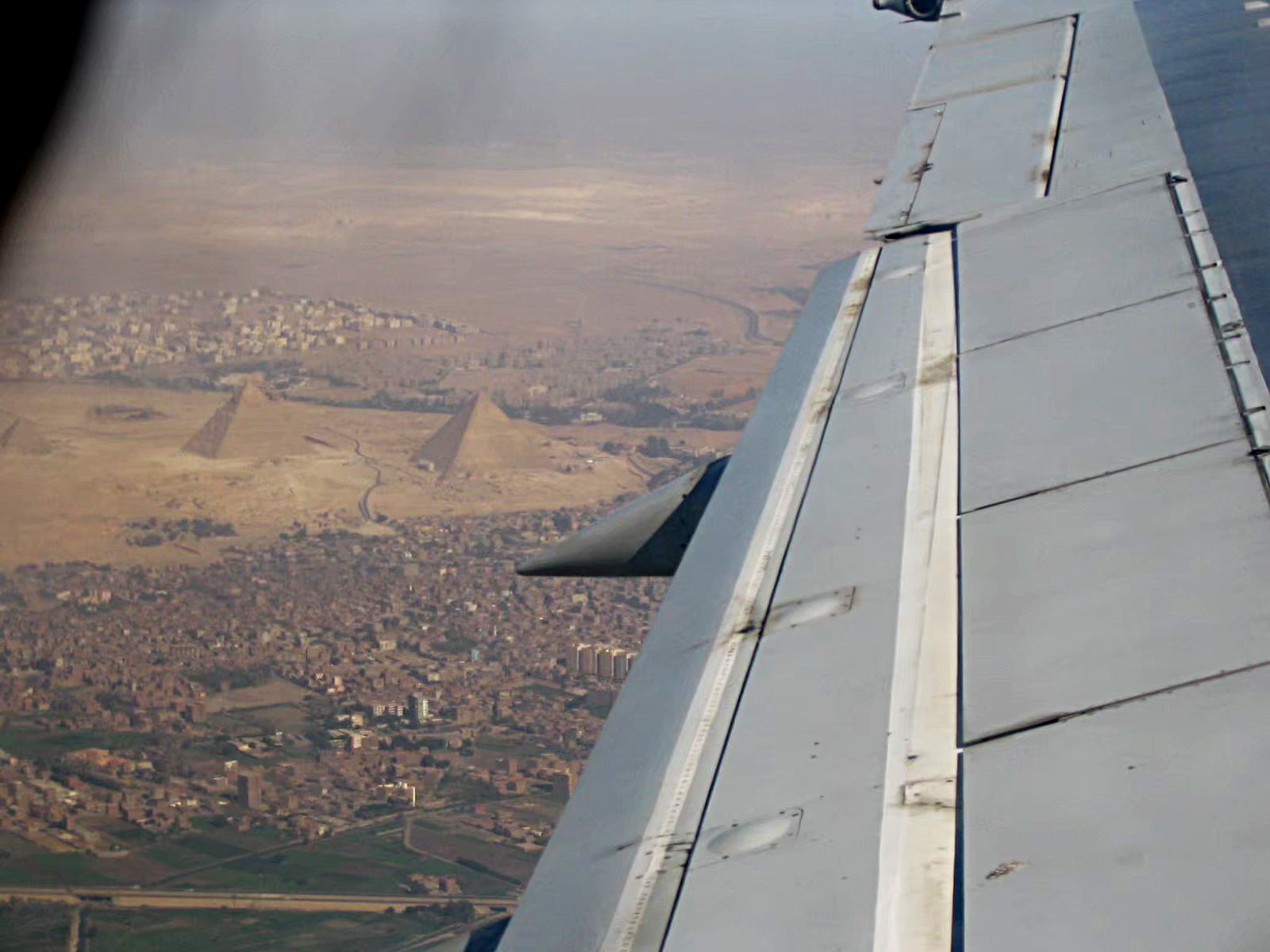 イタリア経由でエジプトへ。さらにカイロから目的地のアスワンへ。機上からギザのピラミッドが見えます