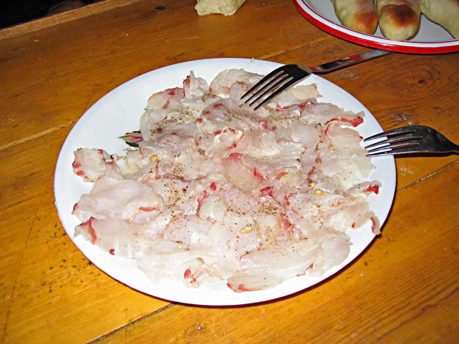 おそらくカルパッチョ、もちろん釣ったナイルパーチ。日本でもスーパーで白身魚として売られている。食べたことはないけど