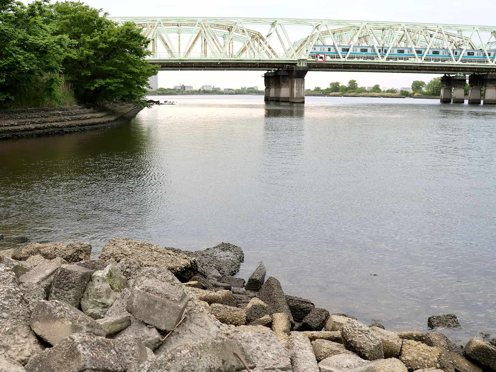 京浜東北線下流300m。干潮時に手長エビも釣れるお気に入りの場所。ただ電車通過音がうるさい