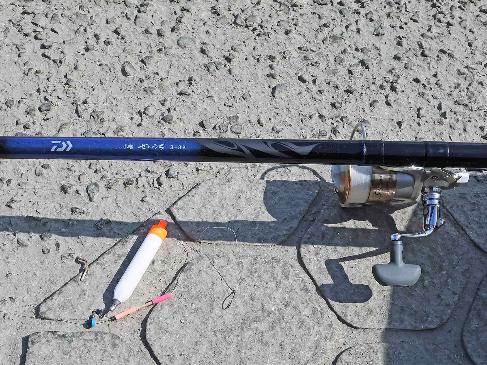タックル、ロッド:小継ぎ瀬戸内3-39(DAIWA)、リール：サイ3000（DAIWA）、道糸ハリス通しナイロン4号、ハリコイスレ12号、自作ウキ、オモリなし