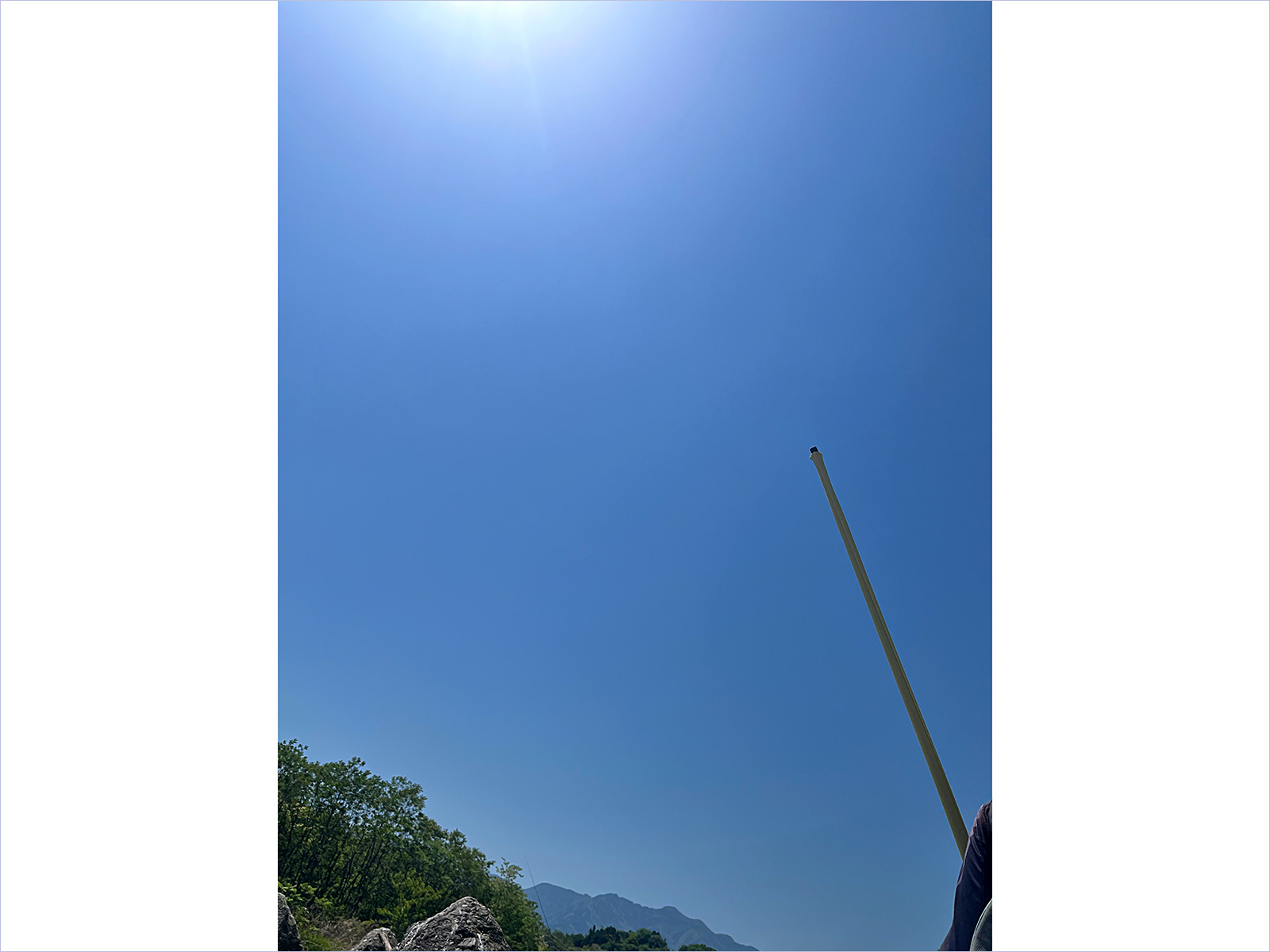 夏のような日差しが降り注いでいた。腕も日焼けして来たぞ！やっぱり青空はアユ釣りの季節らしくていいね～
