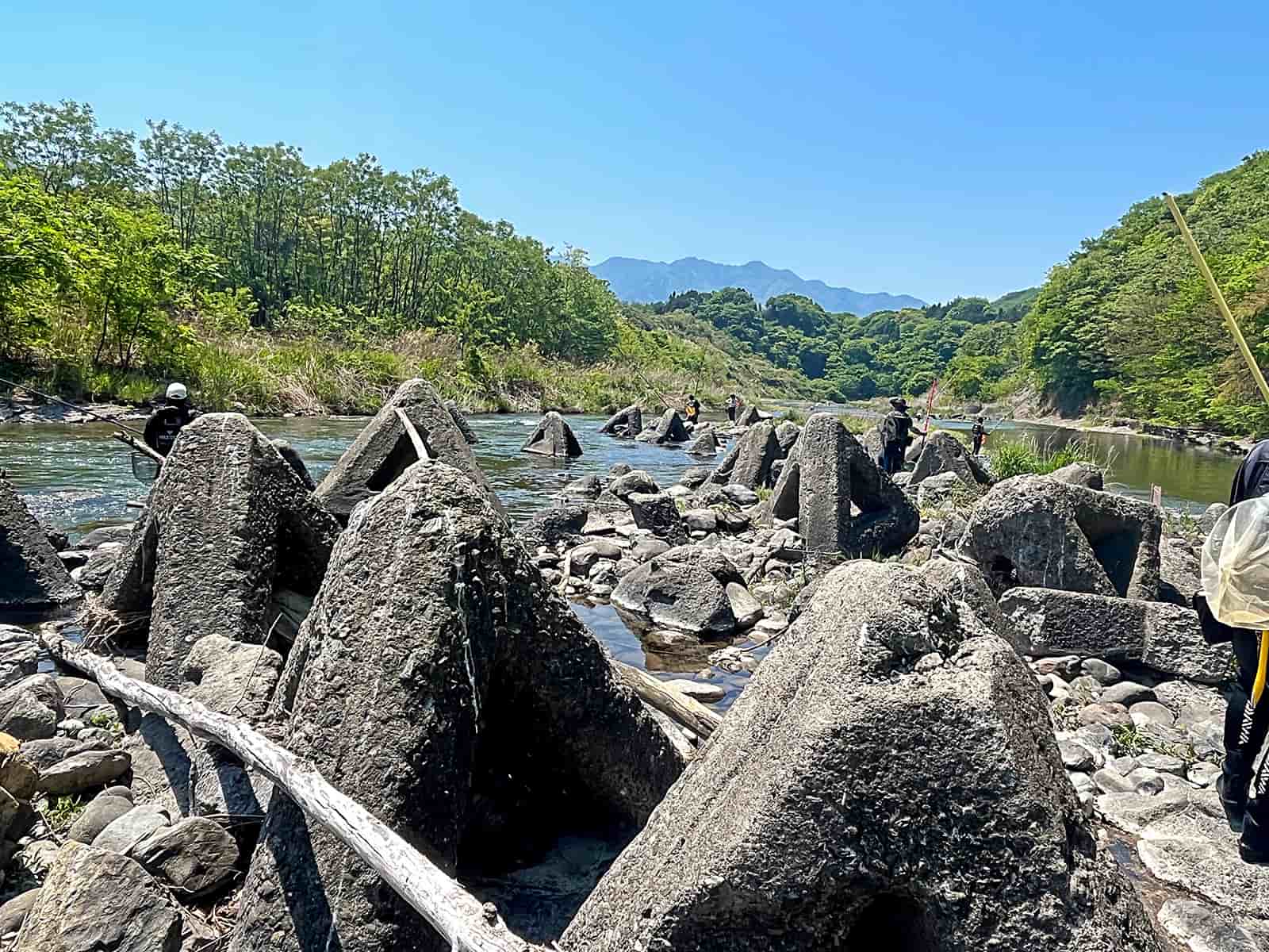岩盤は非常に滑りやすいのでなるべく乾いた場所を進んで行く