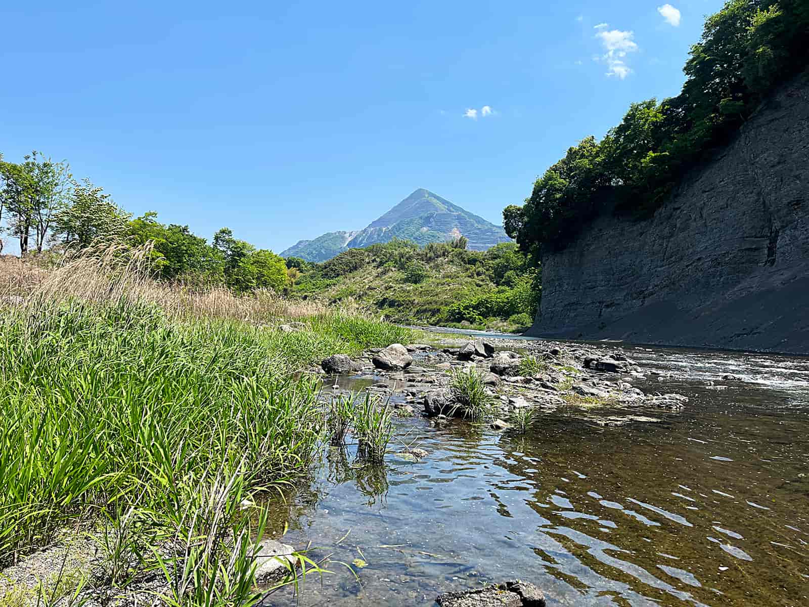 だいぶ歩いて来てしまった…。下流は大きな淵と岩盤の繰り返し。あちらこちらにアユは見られるが、アユの掛かる場所は少し水深のある所ばかりだった