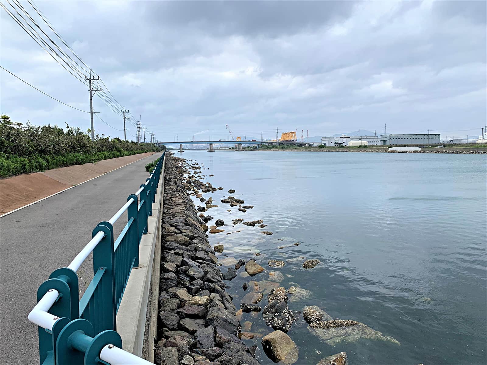 運河に沿った遊歩道