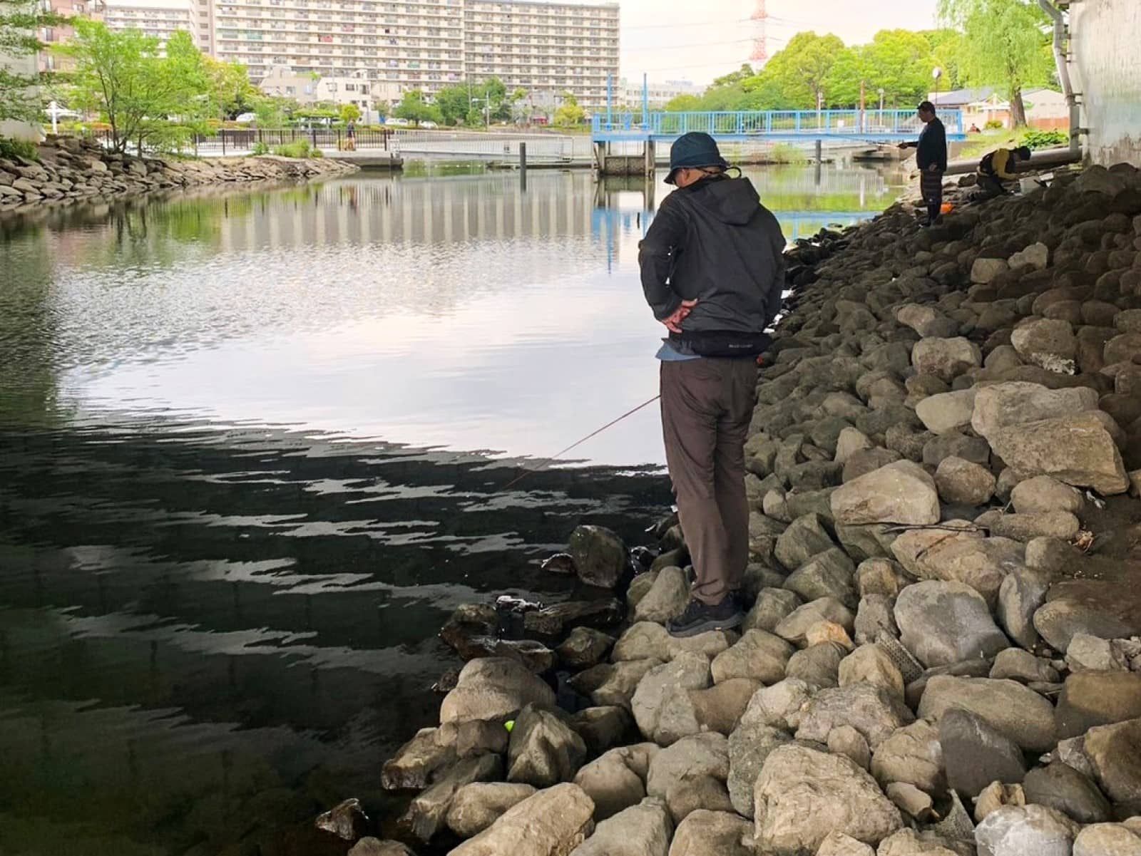 足元やちょい沖の沈み岩を狙っていく。滑りやすいので注意のこと。特に子どもにはライフジャケット着用が望ましい