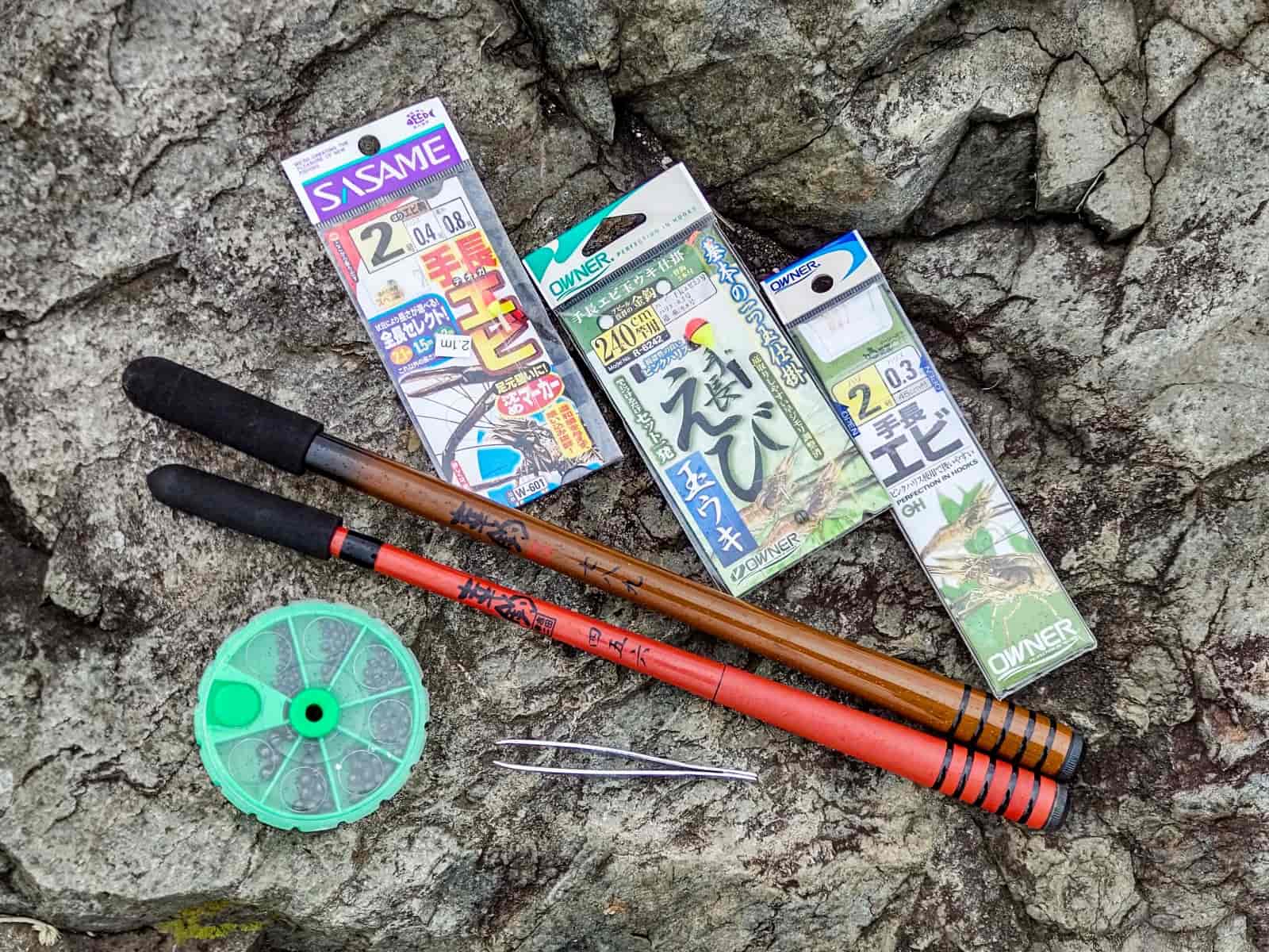 竿は1.5~2mのノベ竿で十分釣りになる。仕掛けは市販のテナガエビ用でよいが、換え針も用意したい。調整用のガン玉はなくてもOK。ピンセットは針外しに使う