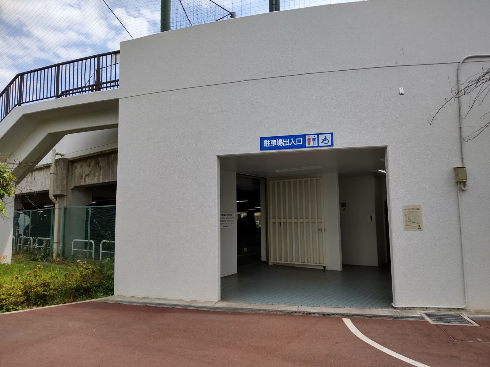 駐車場やトイレを完備しているので家族連れでも楽しめる