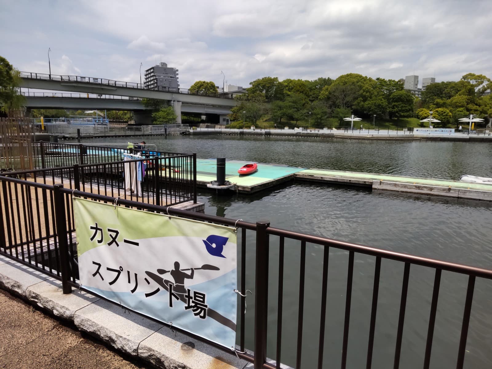公園内には手ぶらで楽しめるカヌー施設や大型の遊具もあるので、釣れないときも安心！？