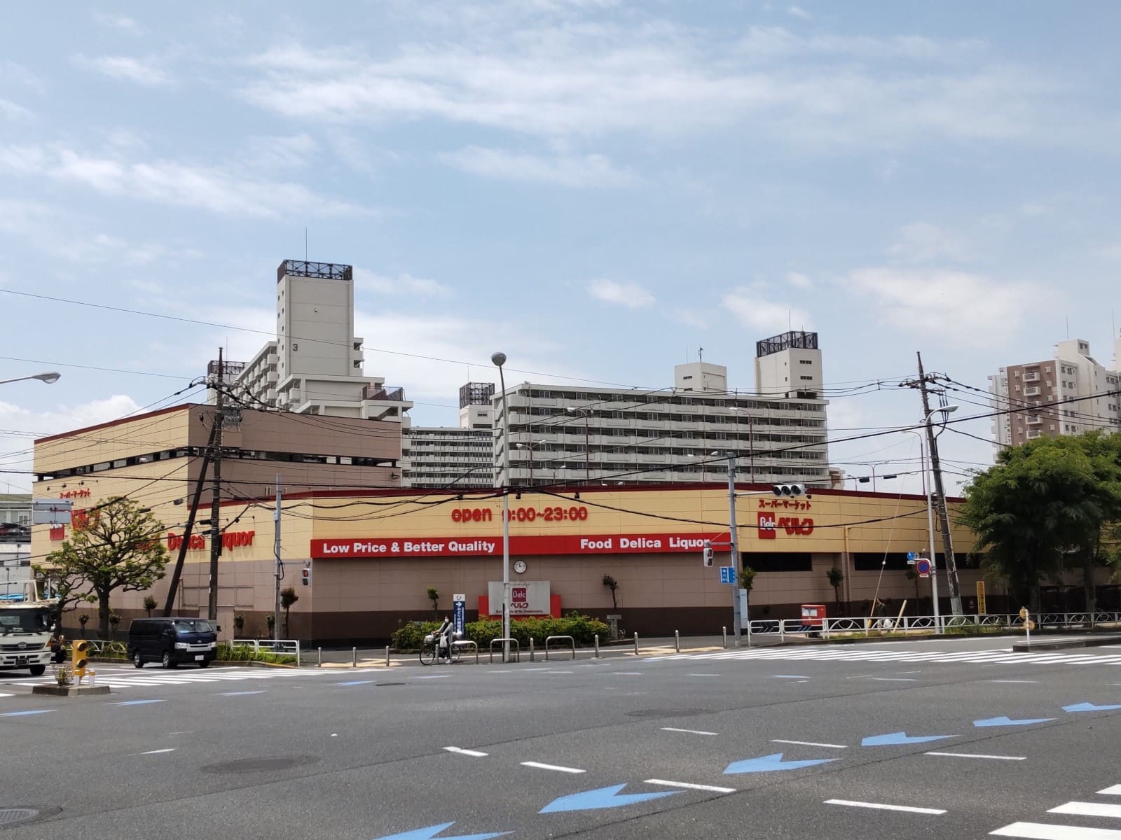 公園のすぐ近くにはスーパーやコンビニがあるので買い物も可能だ