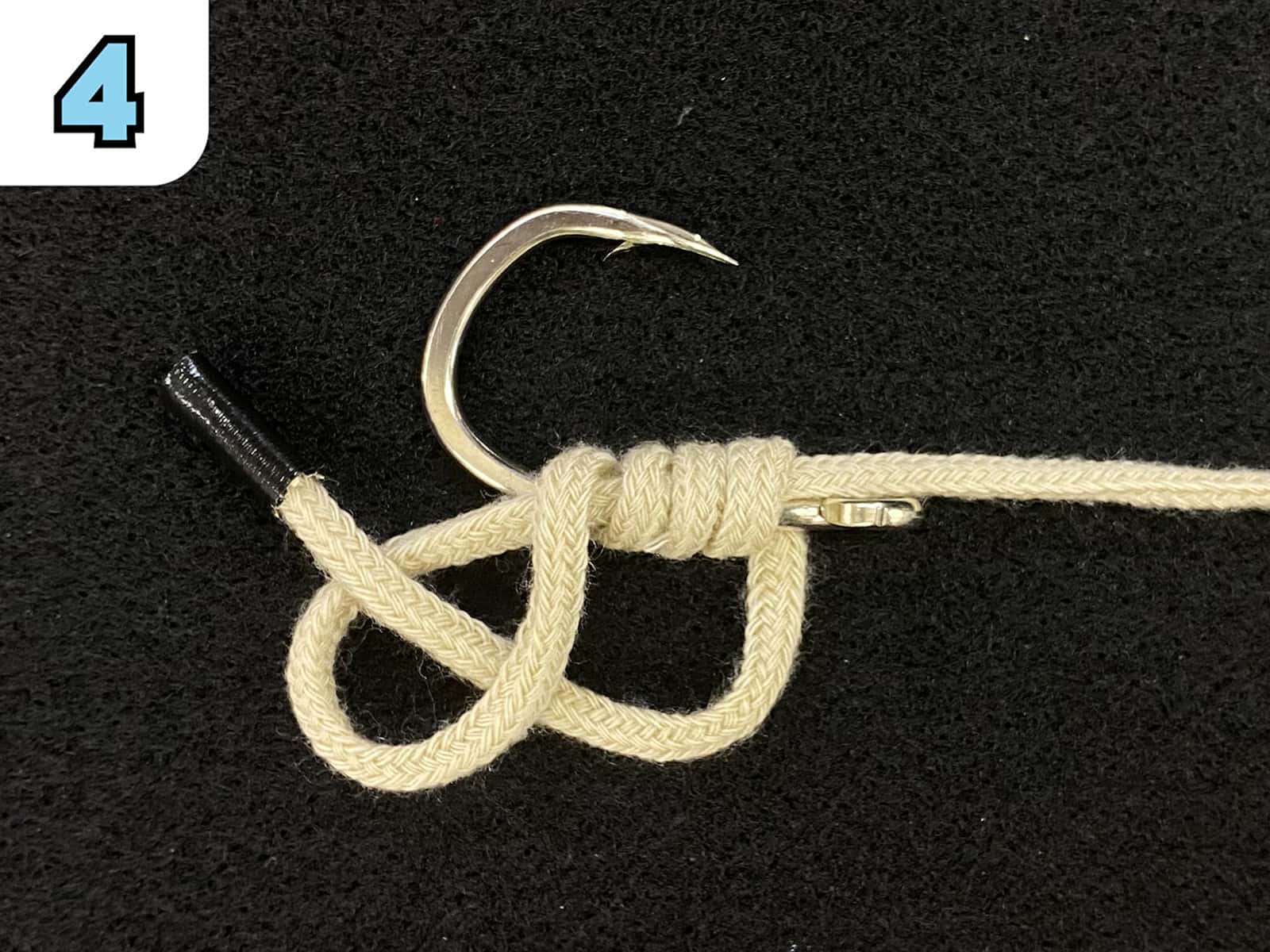 （4）巻き付けが終われば、（2）で作ったループに端糸を通す