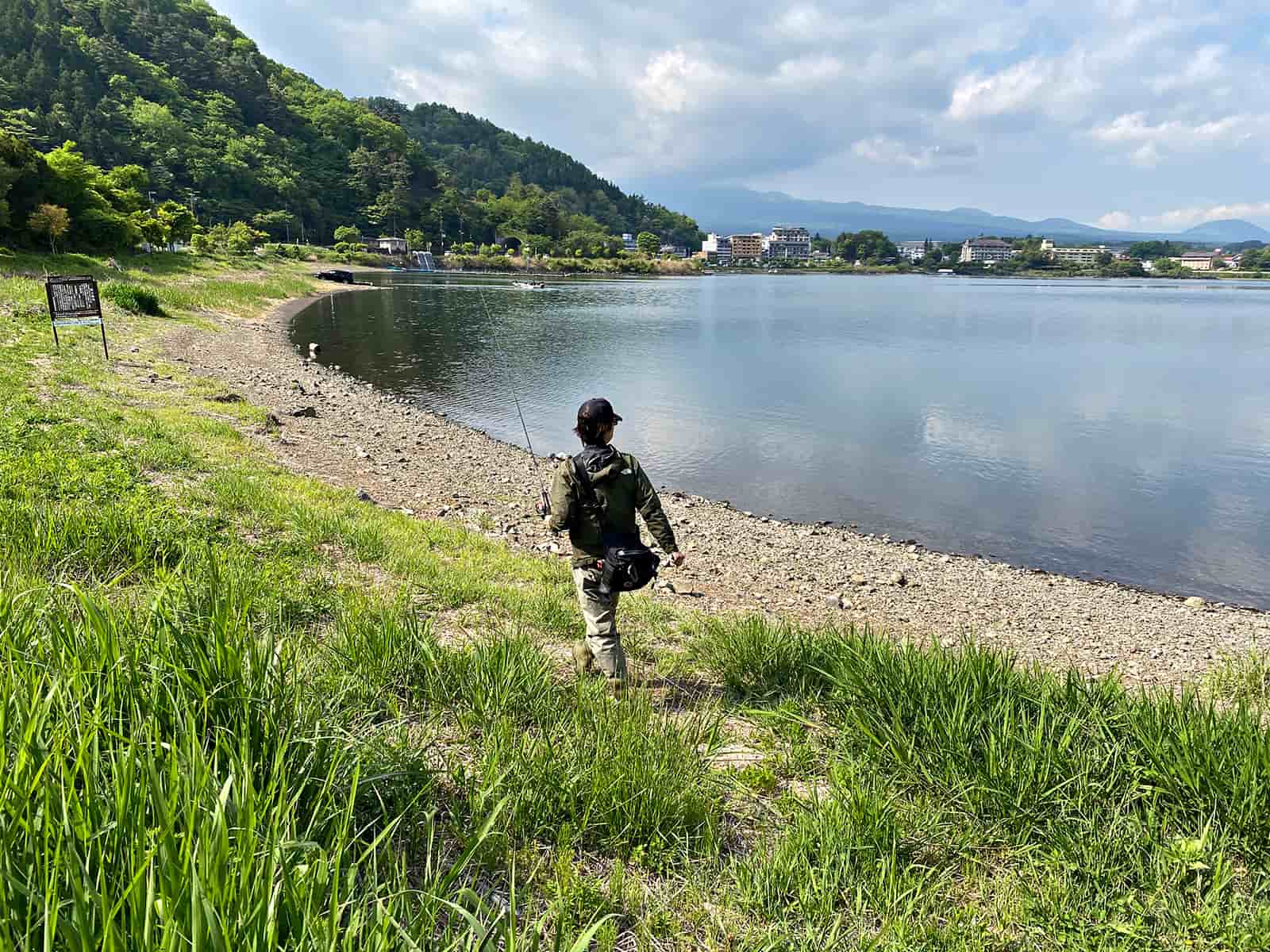 浅川エリア。ナギでも突然のボイルが起こることがあるので水面への注視は欠かさない
