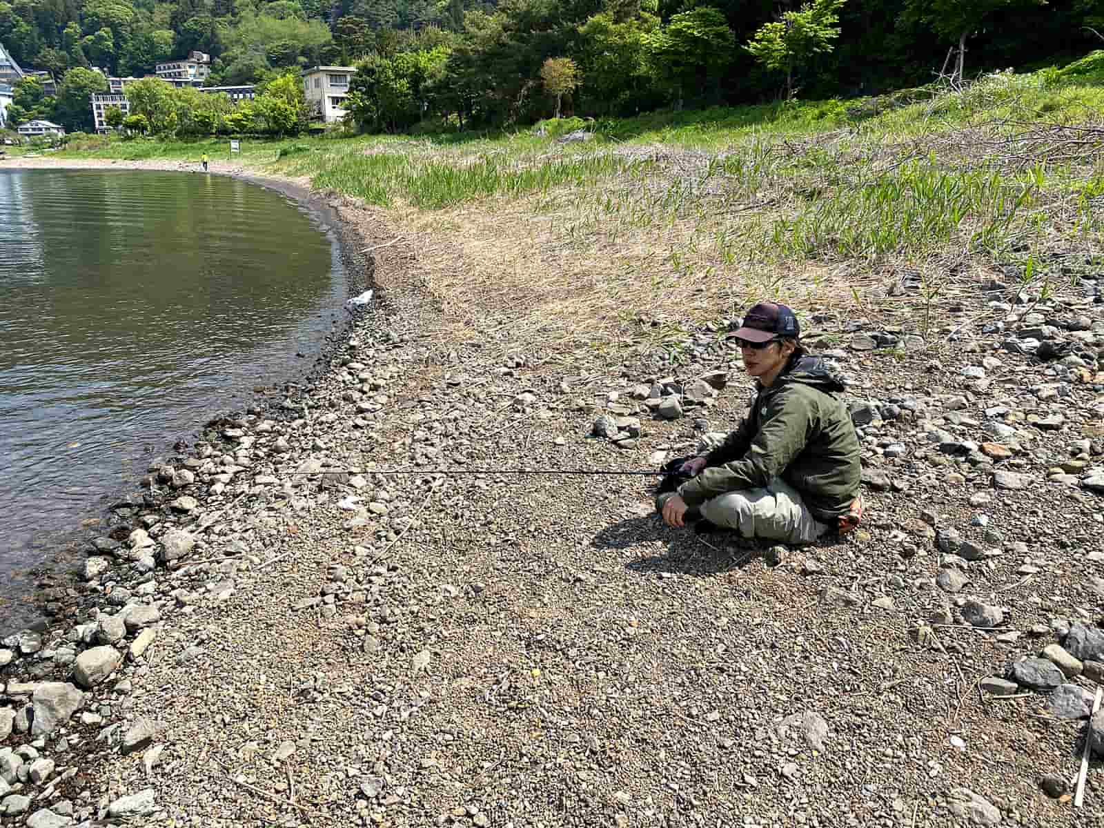 放置の釣りは集中しつつも待つことが肝心なので、魚から見えないように姿勢を低くすることも大事だ。
