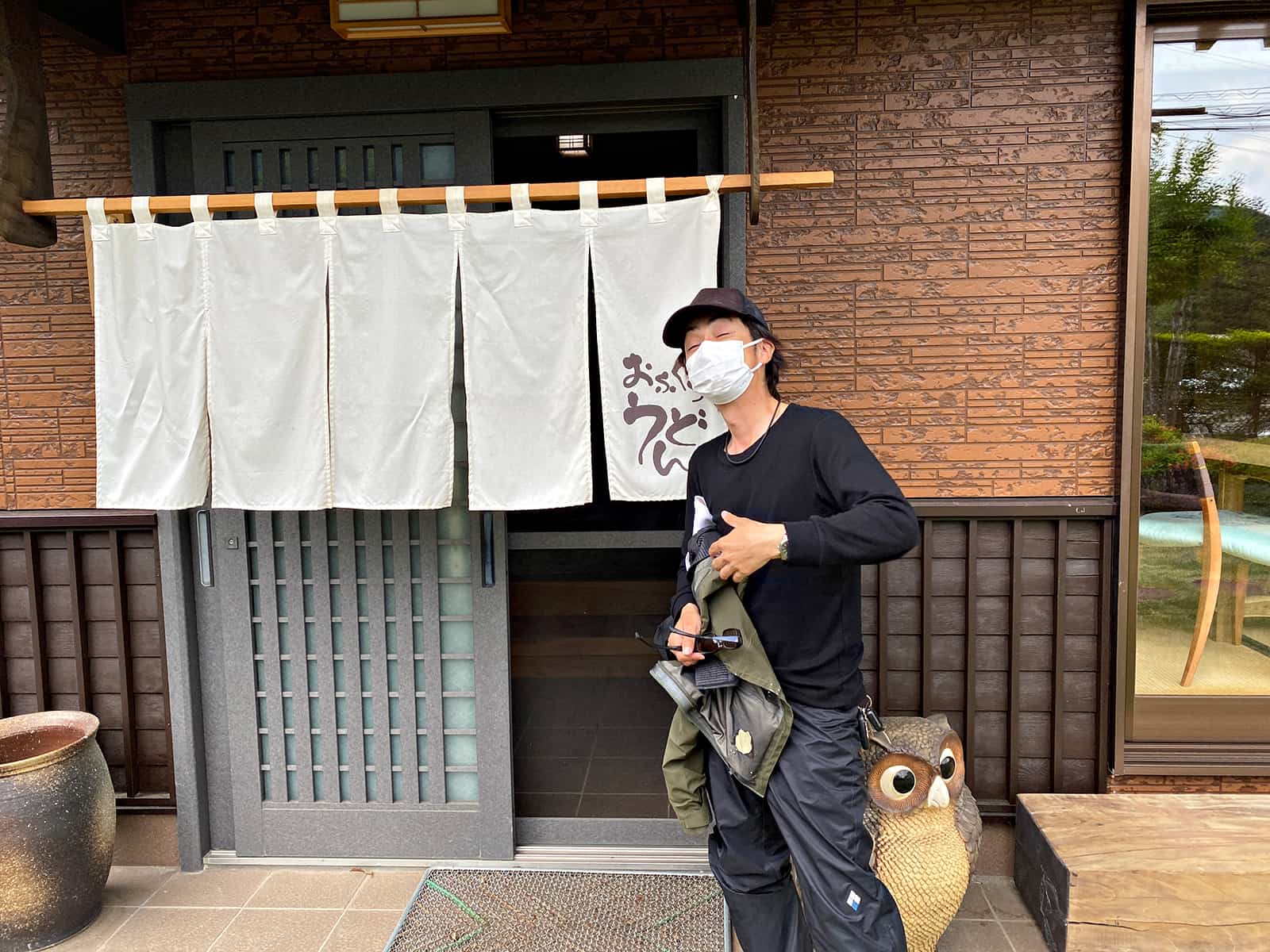河口湖といえば吉田うどん。奥河口のおふくろうどんで昼食。きさくなお母さんが切り盛りするお店だ