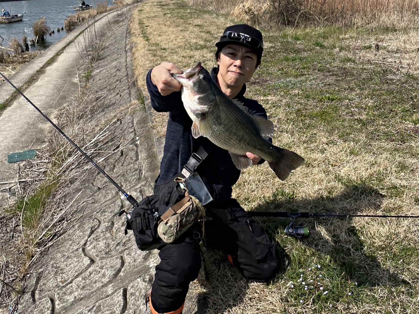 梅屋シン：大学卒業後、出版社に就職。『ROD &REEL』編集部で活動した後、フリーランスを経てパチスロ雑誌のライターに。そのビジュアルと独自の攻略スタイルで、CS番組、DVDなどの動画を中心に人気が沸騰。スロット番組内での出来事をきっかけにバス釣り熱が再燃し、ロクマルを目指して奮闘中。