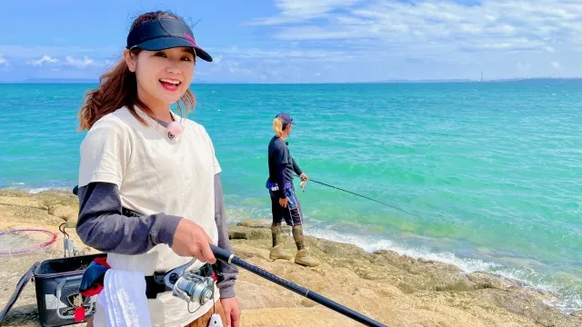 美らつり沖縄 3 デイゴの花咲く初夏の堤防で釣りまシーサー