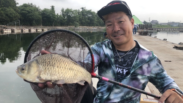 真夏の筑波流源湖 ウキの動きに酔いしれる