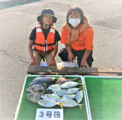 三重外湾漁協 錦事業所直営 釣り筏の2022年10月23日(日)1枚目の写真