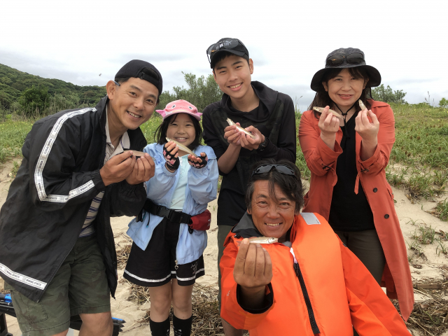 高橋哲也の釣り、行きませんか？ 4 釣具屋さんの入り口付近にある道具を持って！ 4